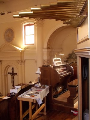 Orgel und Spieltisch Orgel und Spieltisch