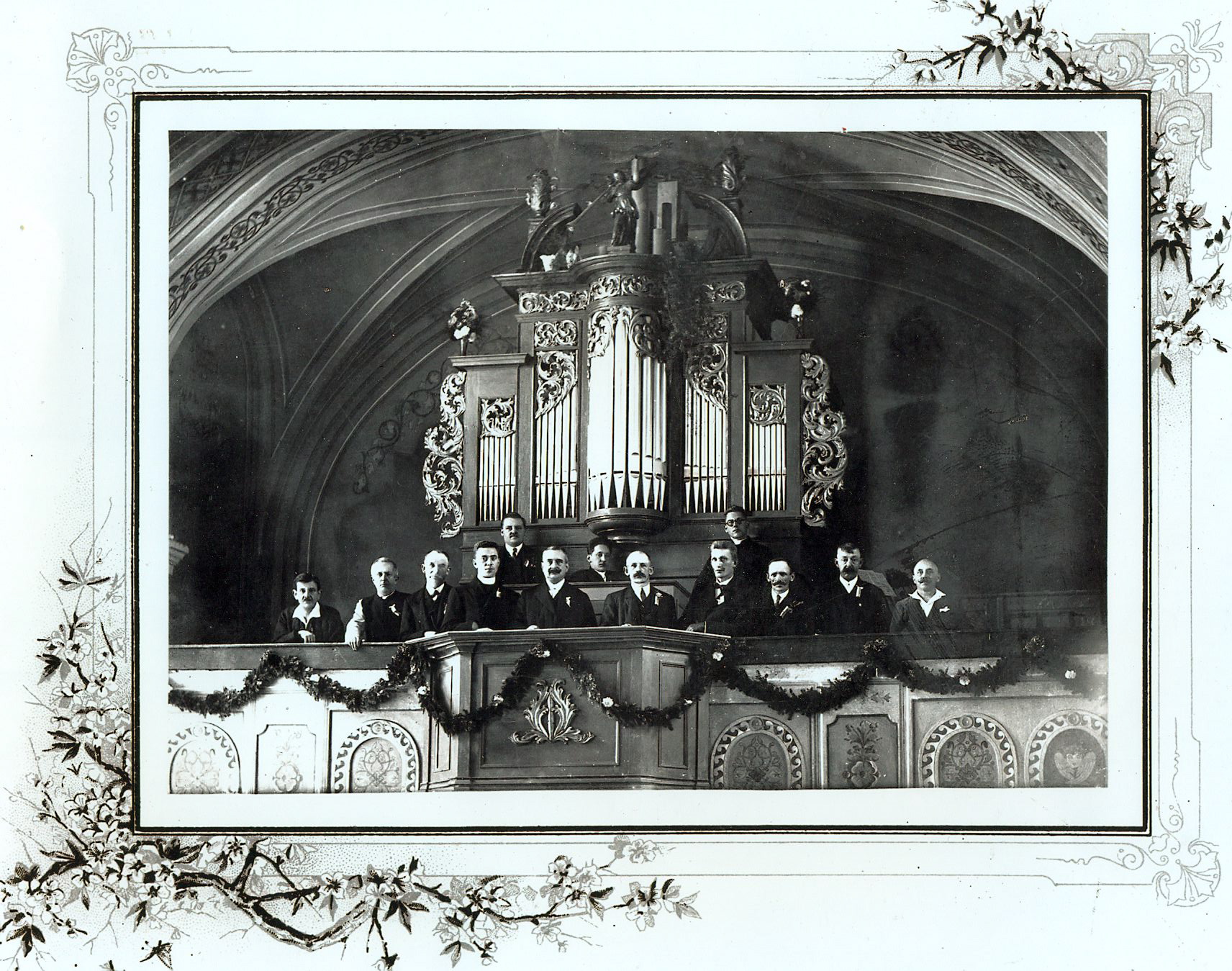 Gregor Franz Hradetzky I. (1. von links) und seine Belegschaft vor der 1. Orgel in Lichtenau/Waldviertel 1924